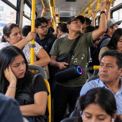 ¿El ruido de celulares y parlantes en el bus te molesta?
